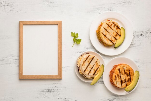 Draufsicht Arepas auf Platte mit Rahmen