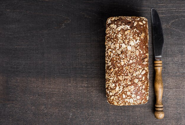 Draufsicht aromatisches Brot und Messer