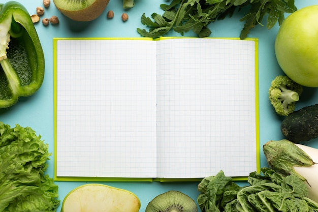 Draufsicht-Arrangement mit Essensplanungs-Notizbuch