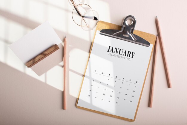 Draufsicht-Arrangement mit Kalender und Bleistiften