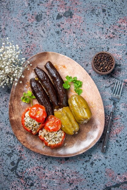 Draufsicht Auberginen Dolma mit gekochten Tomaten und Paprika gefüllt mit Hackfleisch in Teller, Essen Gericht Abendessen Mahlzeit