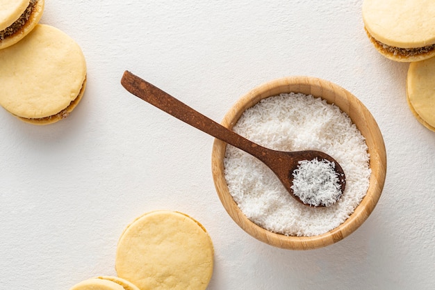 Draufsicht auf Alfajores und Kokosnusskonzept