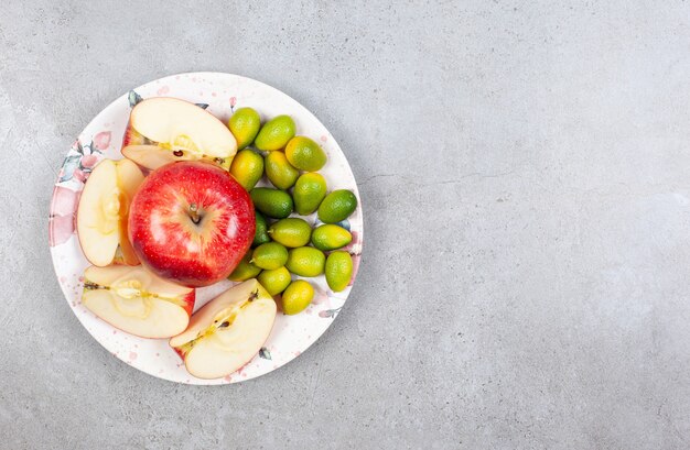 Draufsicht auf Apfelscheiben mit Kumquats