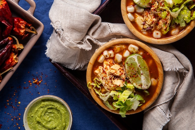 Draufsicht auf appetitliche Pozole-Schale