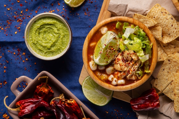 Draufsicht auf appetitliche Pozole-Schale