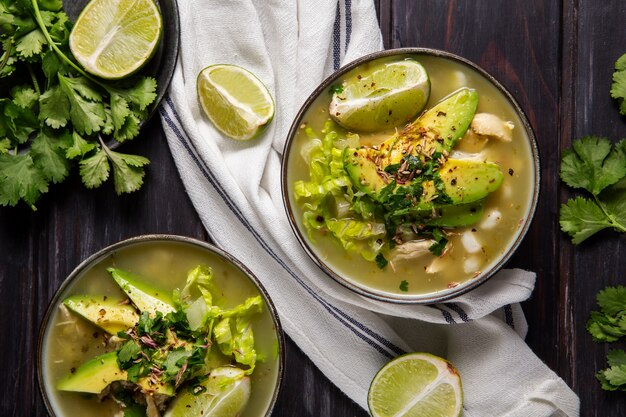 Draufsicht auf appetitliche Pozole-Schale