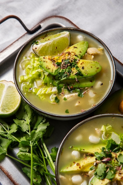 Kostenloses Foto draufsicht auf appetitliche pozole-schale