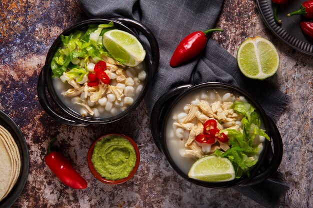 Draufsicht auf appetitliche Pozole-Schale