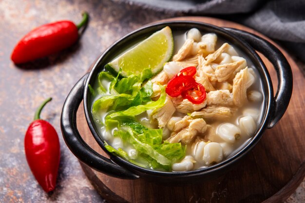 Draufsicht auf appetitliche Pozole-Schale