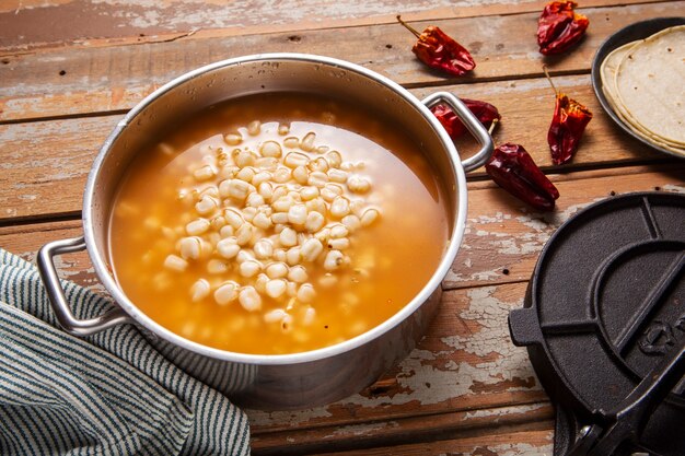 Draufsicht auf appetitliche Pozole-Schale