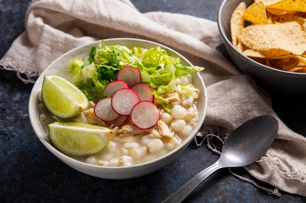 Draufsicht auf appetitliche Pozole-Schale