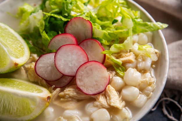 Draufsicht auf appetitliche Pozole-Schale