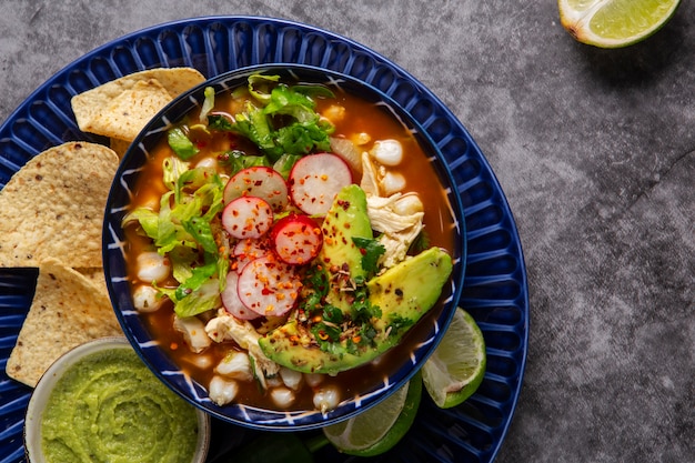 Kostenloses Foto draufsicht auf appetitliche pozole-schale