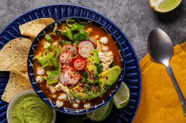 Draufsicht auf appetitliche Pozole-Schale