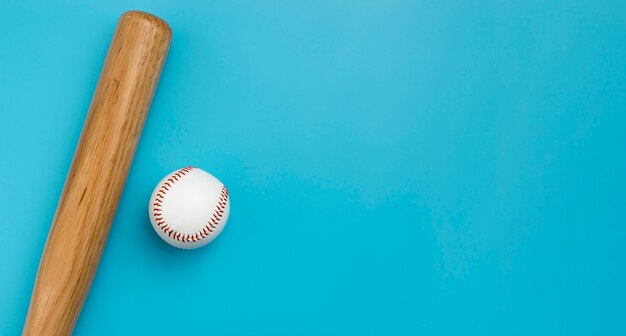 Draufsicht auf Baseball mit Schläger und Kopierraum