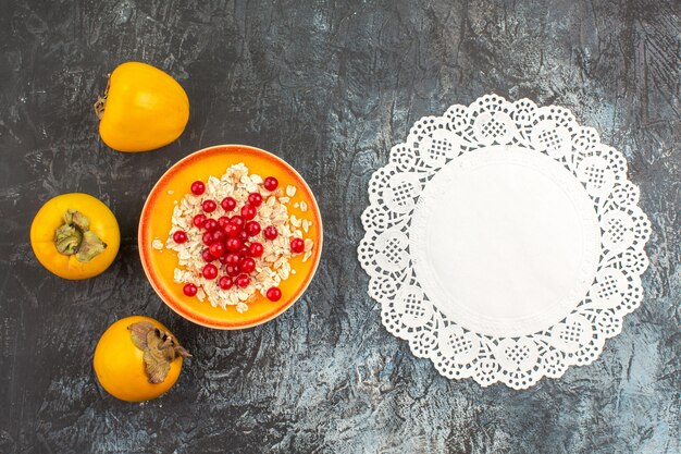 Draufsicht auf Beeren die appetitlichen Beeren in der Schüssel Persimonen Spitzendeckchen