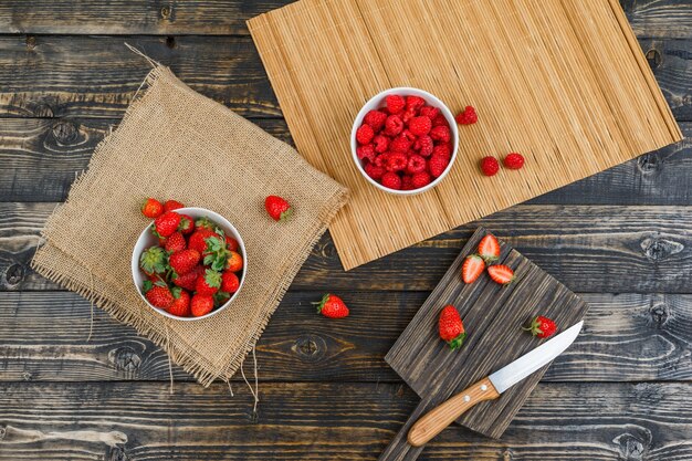 Draufsicht auf Beeren in Schalen