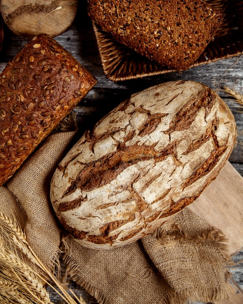 Draufsicht auf Bio-Vollkornbrot auf Leinenstoff