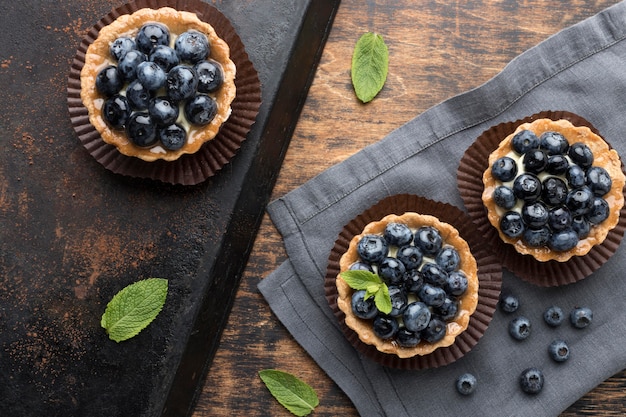 Draufsicht auf blaubeerdesserts mit minze