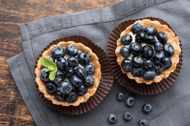 Draufsicht auf Blaubeerdesserts mit Minze