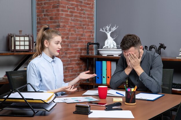 Draufsicht auf Bleistiftschieber, die ein wichtiges Thema im Büro diskutieren