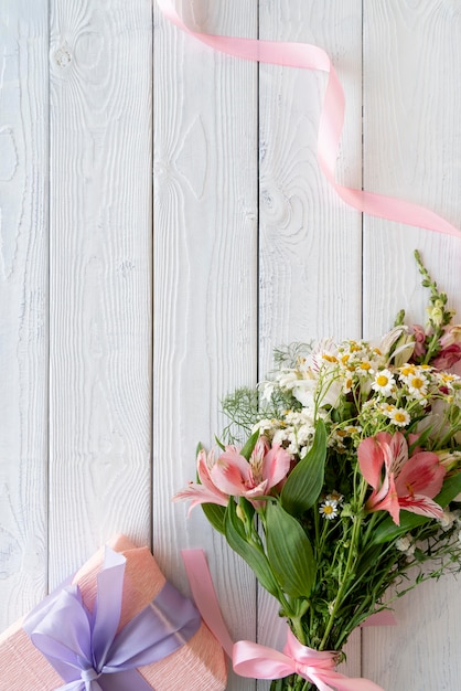 Draufsicht auf Blumenstrauß mit Geschenk