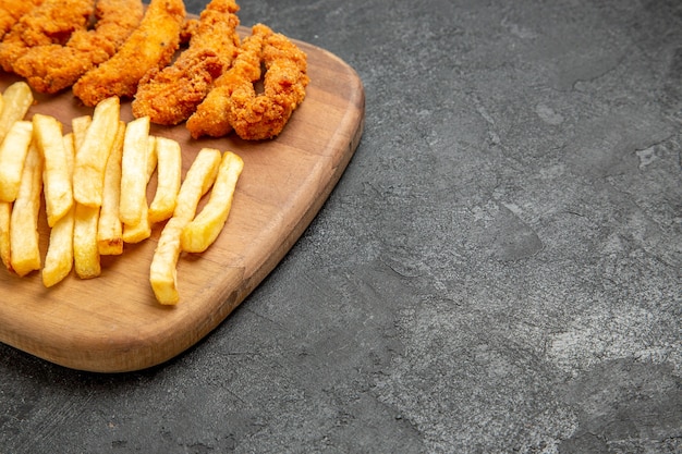 Draufsicht auf Brathähnchen und Pommes frites