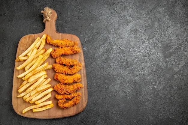 Draufsicht auf Brathähnchen und Pommes frites