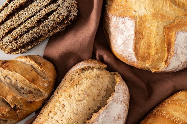 Draufsicht auf Brot auf Stoff