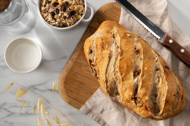 Draufsicht auf Brot und Zutaten