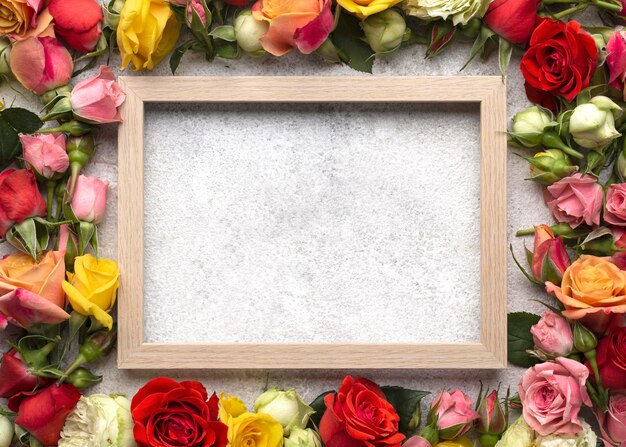 Draufsicht auf bunte Blumen mit leerem Rahmen