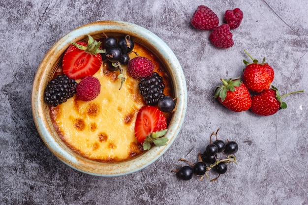 Draufsicht auf Crème Brûlée, garniert mit Beeren