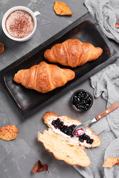 Draufsicht auf Croissants und Marmelade