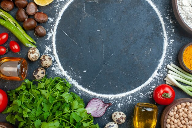 Draufsicht auf das Kochen mit Eiern, frisches Gemüse, Gewürze, gefallenes Öl, Flaschengrün, Bündel, gefallenes Öl