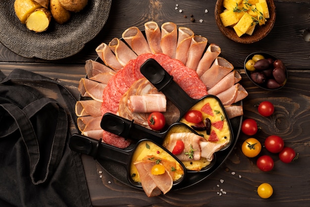 Draufsicht auf das Raclette-Gericht mit Zutaten und leckerem Essen