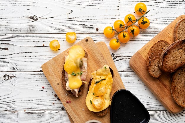 Draufsicht auf das Raclette-Gericht mit Zutaten und leckerem Essen
