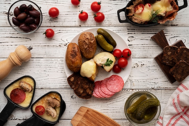 Draufsicht auf das Raclette-Gericht mit Zutaten und leckerem Essen