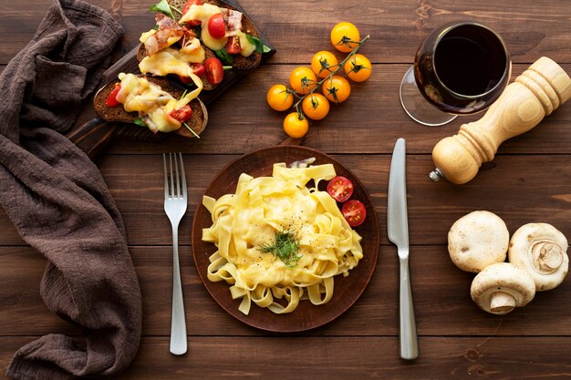 Draufsicht auf das Raclette-Gericht mit Zutaten und leckerem Essen