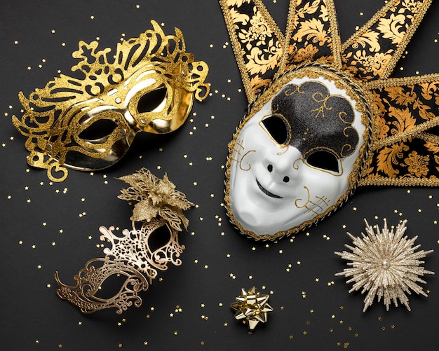 Draufsicht auf das Sortiment von Masken für Karneval mit Glitzer