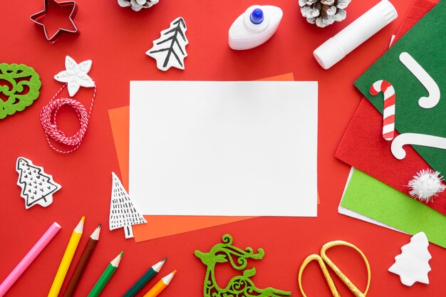 Draufsicht auf das Wesentliche zum Basteln von Weihnachtsgeschenken mit Stiften und Zuckerstangen