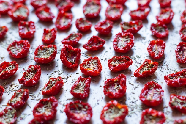 Kostenloses Foto draufsicht auf dehydrierte kroatische tomaten