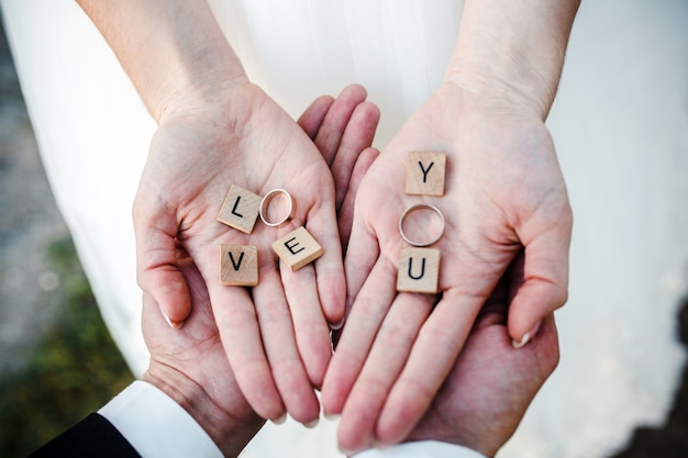 Kostenloses Foto draufsicht auf den händen der braut mit der hochzeit ringe