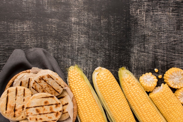 Kostenloses Foto draufsicht auf die anordnung von mais und arepas