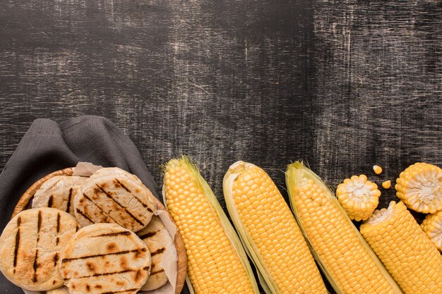 Draufsicht auf die Anordnung von Mais und Arepas