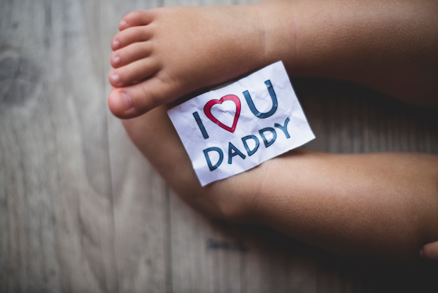 Draufsicht auf die Füße und Mitteilungs für den Vatertag