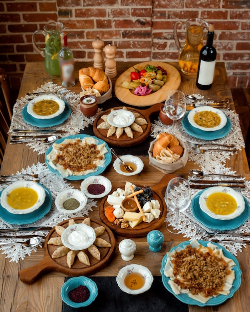 Kostenloses Foto draufsicht auf die traditionelle aserbaidschanische küche