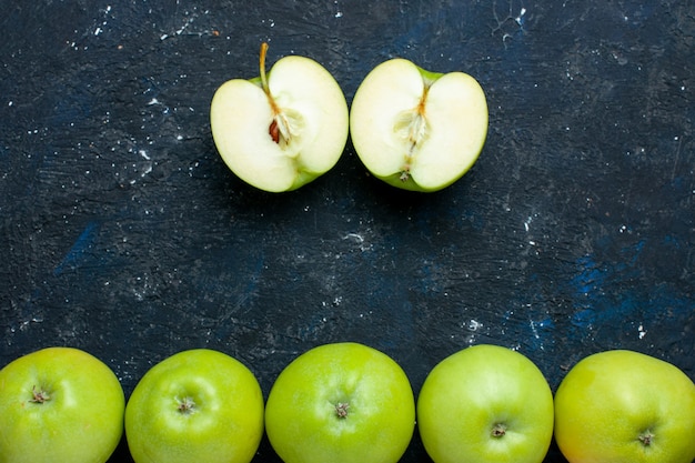 Draufsicht auf die Zusammensetzung frischer grüner Äpfel mit geschnittener auf dunkler, fruchtfrischer, reifer, reifer Linie