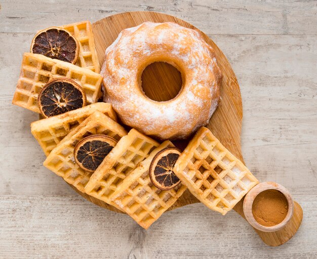 Draufsicht auf Donuts mit Waffeln und getrockneten Zitrusfrüchten