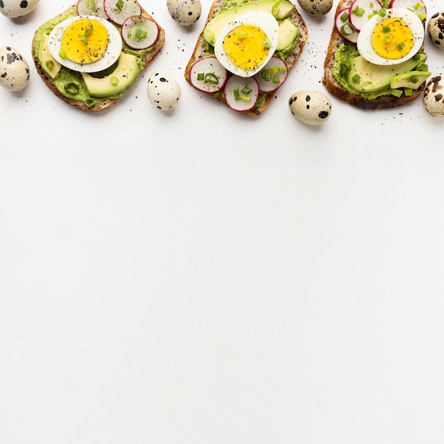 Kostenloses Foto draufsicht auf drei ei-avocado-sandwiches mit kopierraum