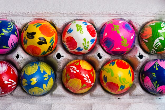 Draufsicht auf Eierkarton mit Eier für Ostern Tag